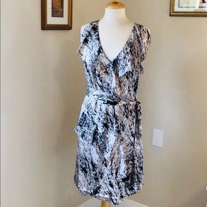 Vince Camuto Dress flattering fit a line v neck